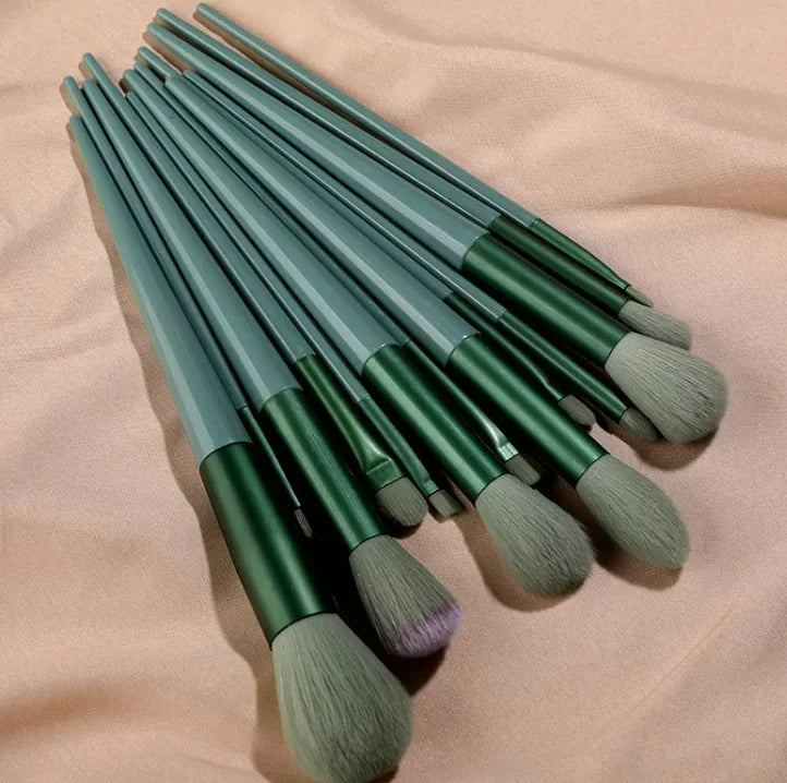 Holly Leaf 13-Piece Makeup Brush Set