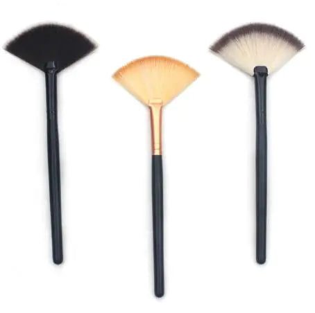 Fan Contour Highlighter Brush