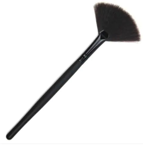 Fan Contour Highlighter Brush