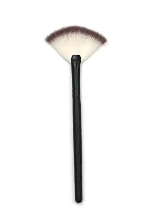 Fan Contour Highlighter Brush